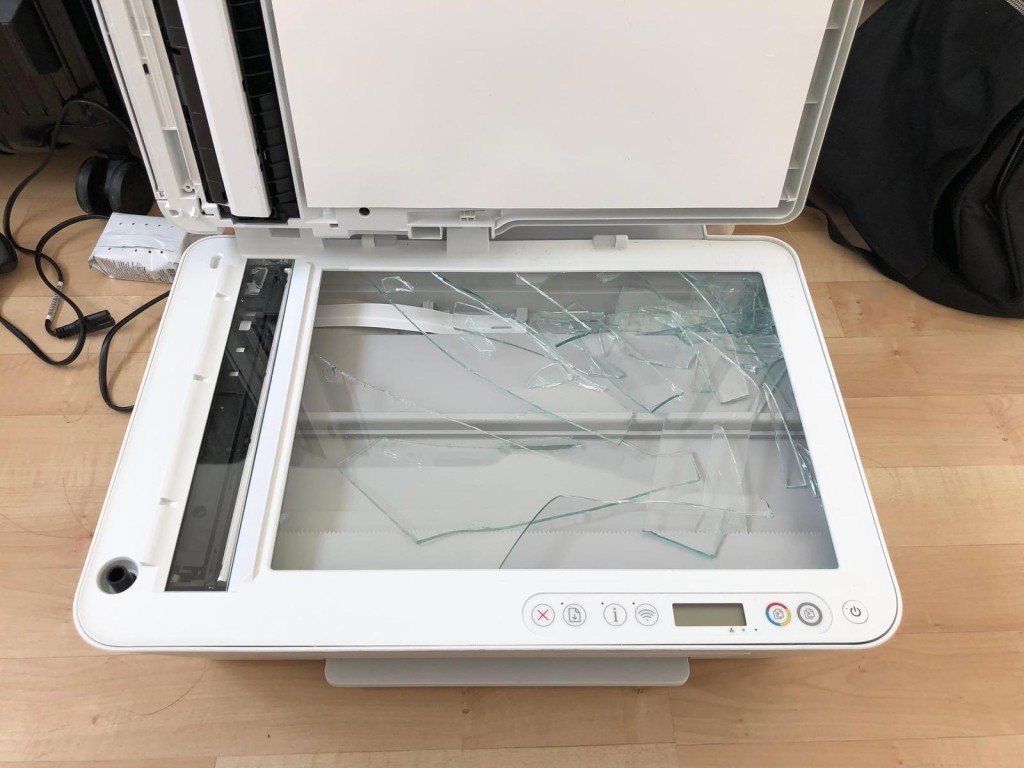 打印機的玻璃碎了 （圖片來源：Facebook@香港人移民英國資訊分享）