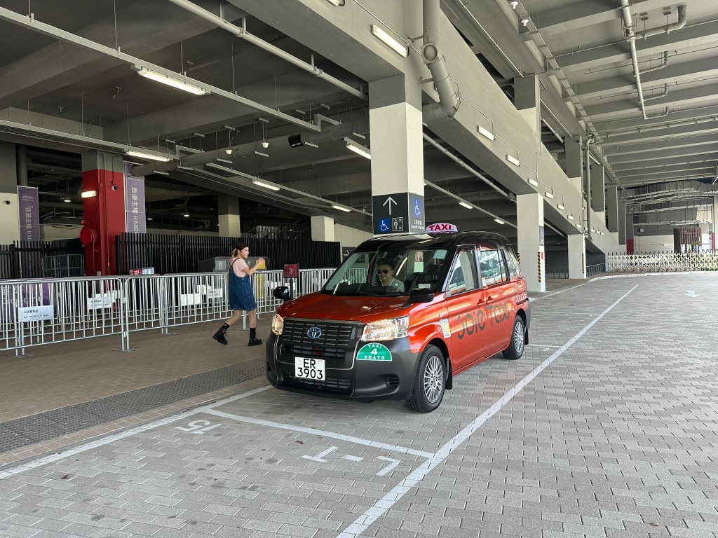 今次賽事完場時，開放主場館的士上落客區（H閘外地面）供的士上客。