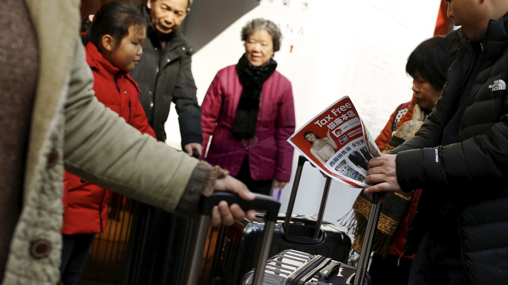 中国游客在东京百货公司获发免税优惠宣传单张。 路透社资料图