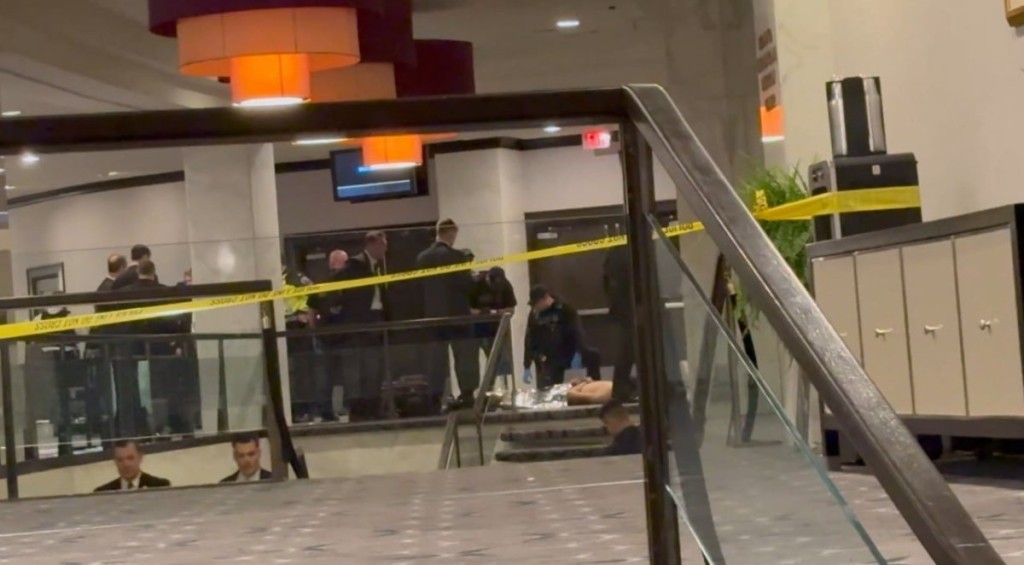 來自加州的槍擊疑犯被捕後，遭按在地上。Ｘ