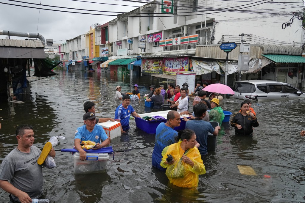 曼谷近日遭遇極嚴重水災,已致超過23人死亡。美聯社 曼谷近日遭遇極嚴重水災,已致超過23人死亡。美聯社