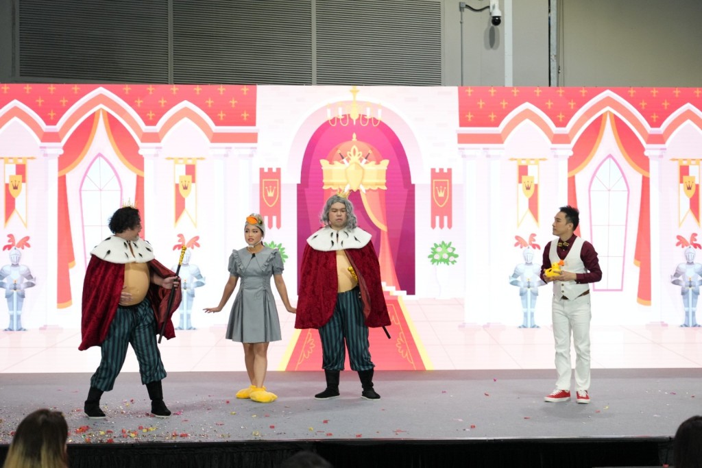 「星級童話故事大師」泰臣與一班演藝人員於台上表演。