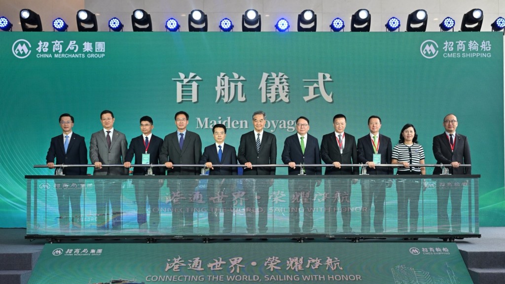 全球首艘採用甲醇雙燃料動力系統的大型滾裝運輸船，以香港為名的「CM HONG KONG港榮輪」，今日舉行首航香港儀式。陳美寶fb圖片