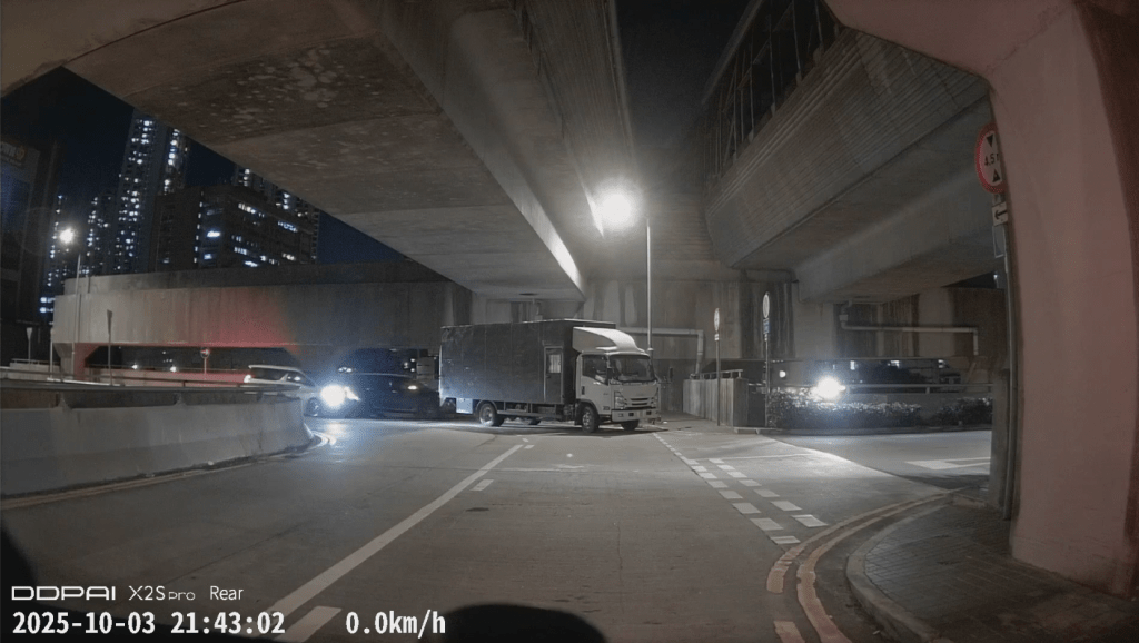 深色私家車被白色七人車撞至微微衝前。fb「香港突發事故報料區及討論區」