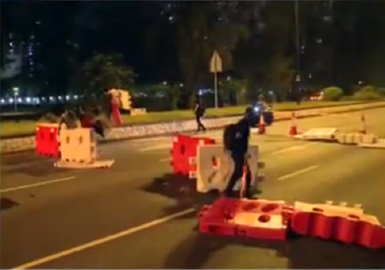 大埔示威者搬水馬堵路。港台電視截圖