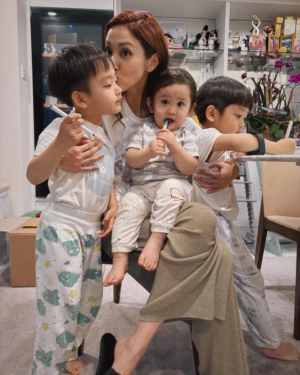 陳凱琳昨日（4日）在IG分享新帖，並表示：「當你有3個孩子的時候，每天都是兒童節！」