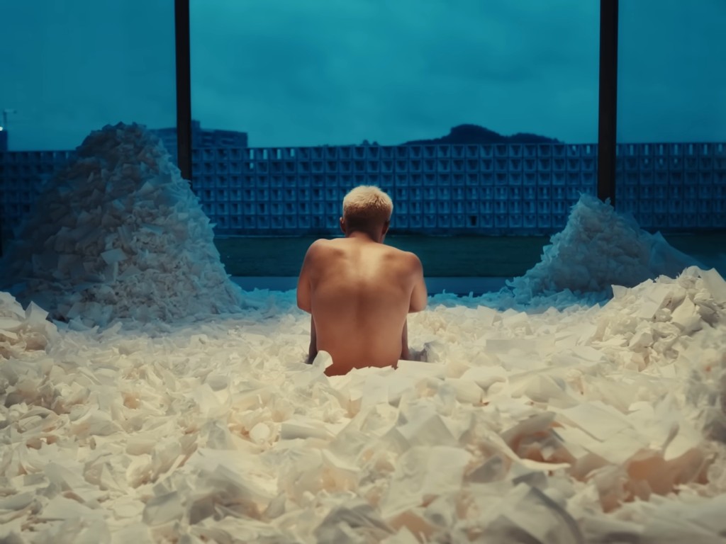 湯令山〈用背脊唱情歌〉的MV視覺效果極佳。