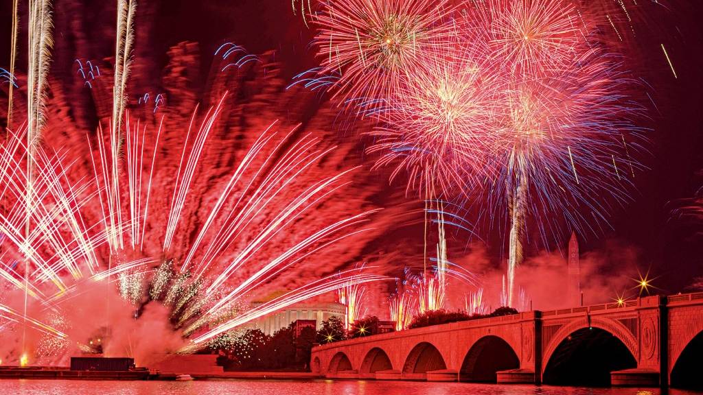 华盛顿庆祝建国250周年，璀璨烟花在林肯纪念堂及阿灵顿纪念桥上空绽放。法新社