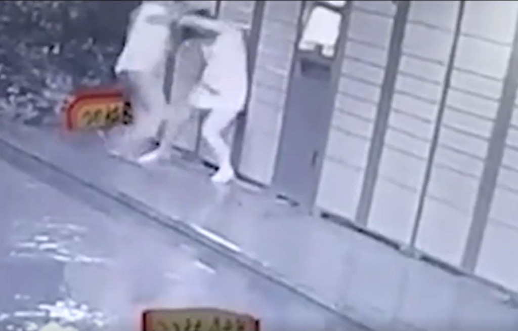四川一名女子日前被一名醉酒男子強行猥褻。影片截圖