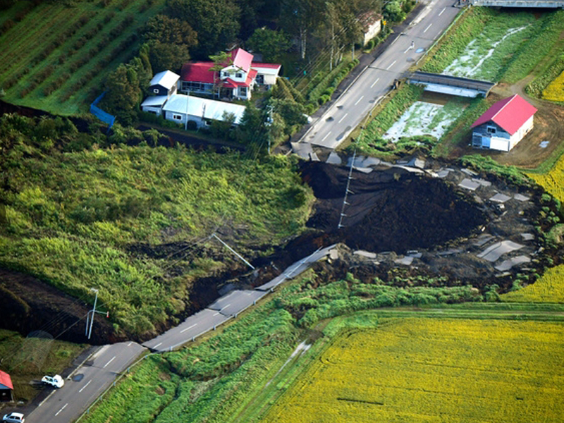 北海道明石鎮出現地陷。（圖：朝日新聞）