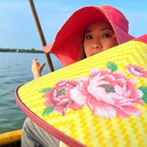 其間兩母子在會安乘竹籃船穿梭水椰林。