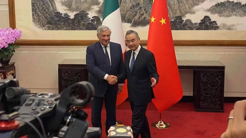 央視發佈外交部長王毅於北京會見意大利副總理兼外交部長塔亞尼的照片。