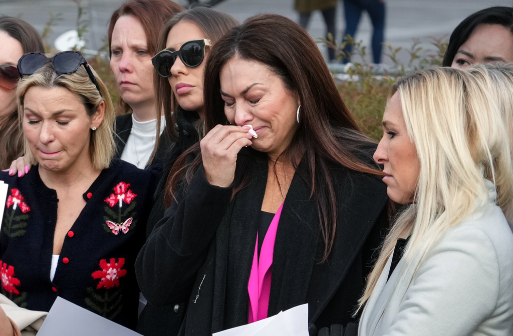 共和黨「鐵粉」格林與案中女受害人一同出席記者會。美聯社