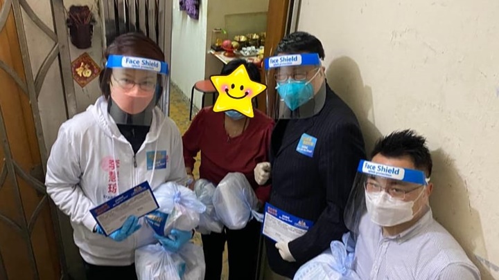 陳積志(右二)及李慧琼(左一)等人到紅磡派發防疫服務包。