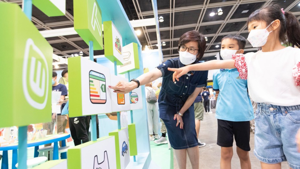 中华电力企业发展总裁庄伟茵在香港书展同小朋友一齐体验减碳之旅。中电提供