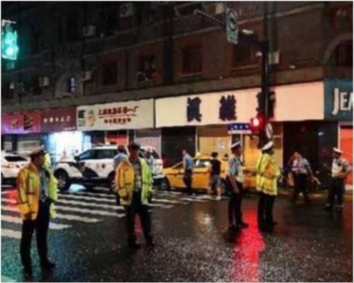 現場是南京東路132號一間商店。