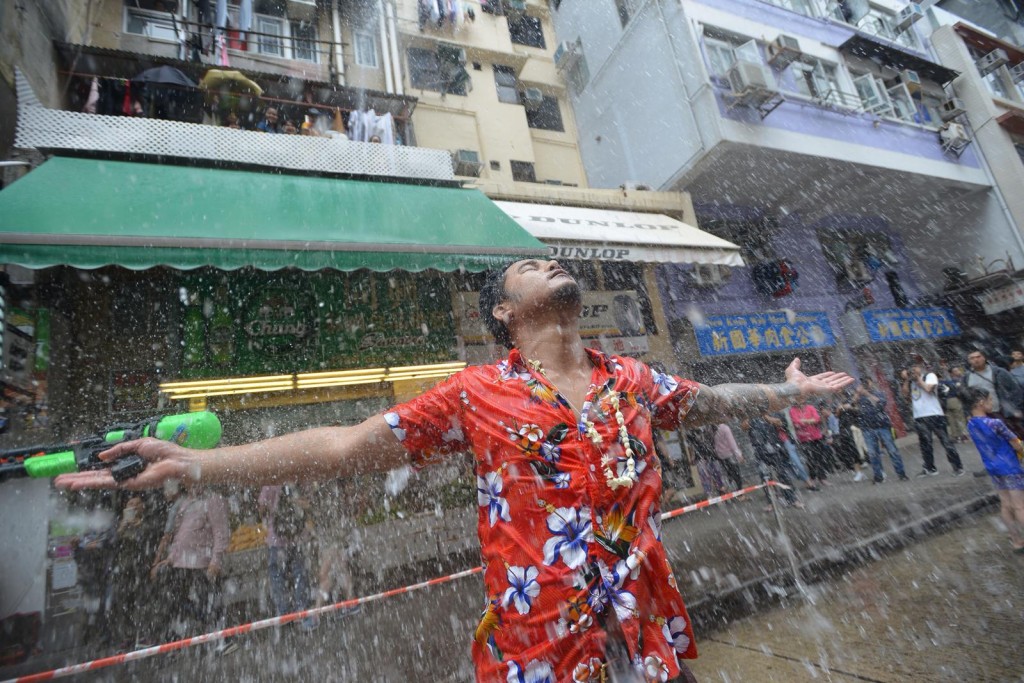 九龍城潑水節市民泰國人大玩水戰