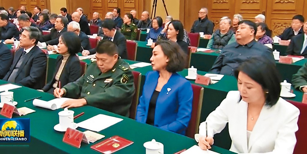 前排左起：孔继宁及其妻沈蓉，毛新宇及其妻刘滨、孔冬梅。