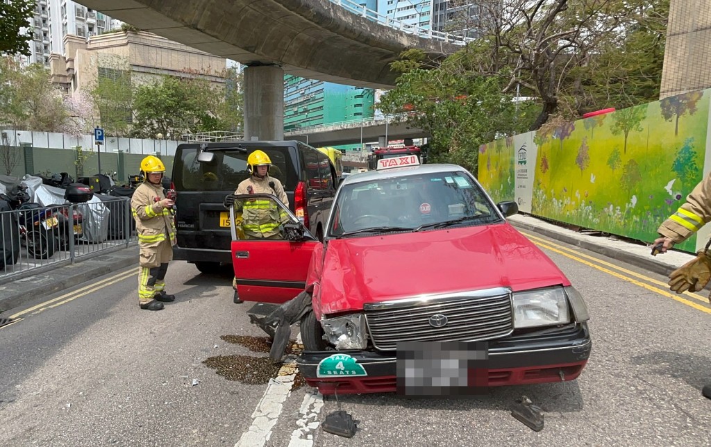 兩車迎頭相撞。