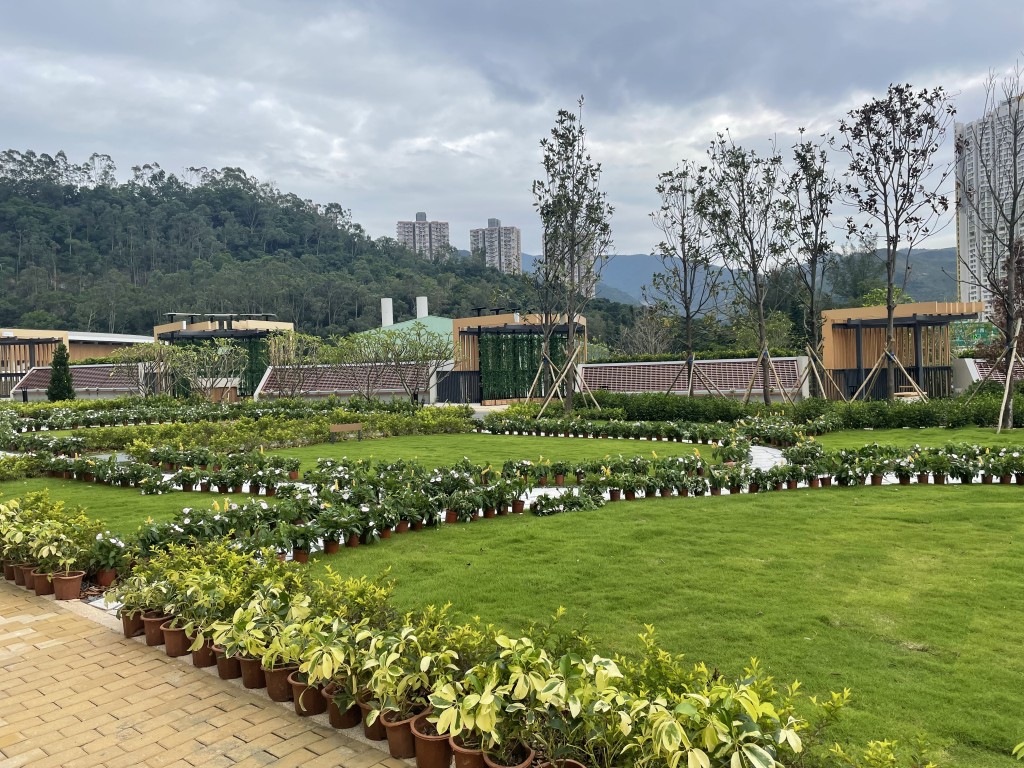 紀念花園透過挑選不同花種和樹種,被劃分為三個不同主題的區域,包括「寧靜之境」、「雲祥之地」以及「祝福之海」。 紀念花園透過挑選不同花種和樹種,被劃分為三個不同主題的區域,包括「寧靜之境」、「雲祥之地」以及「祝福之海」。