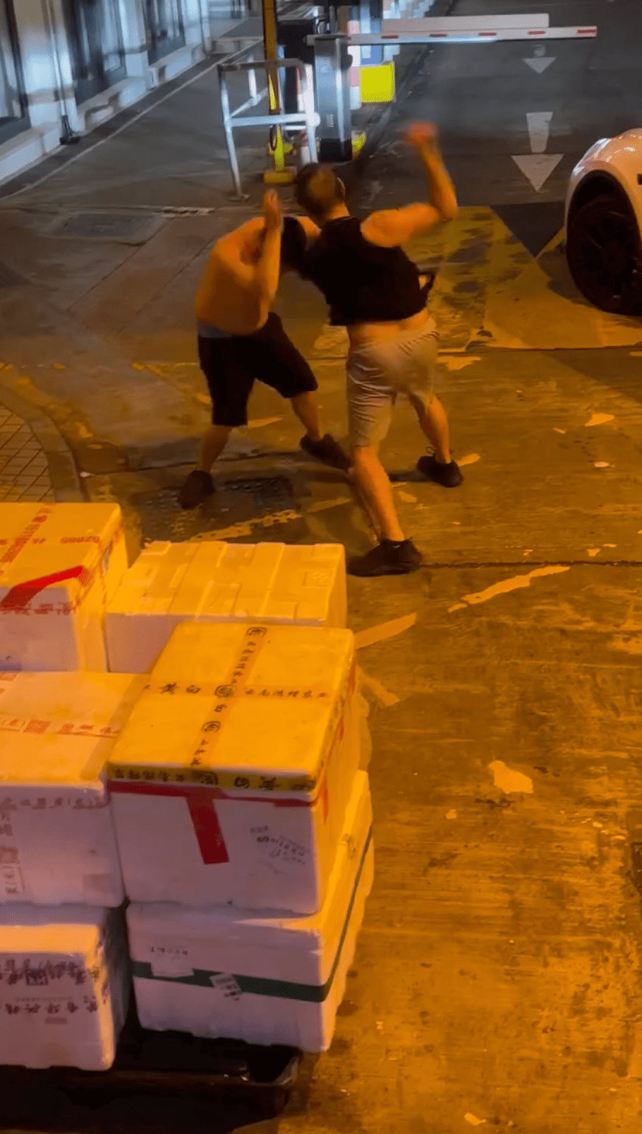中年漢一度佔上風,不斷揮拳並將對方上衣扯下。 中年漢一度佔上風,不斷揮拳並將對方上衣扯下。