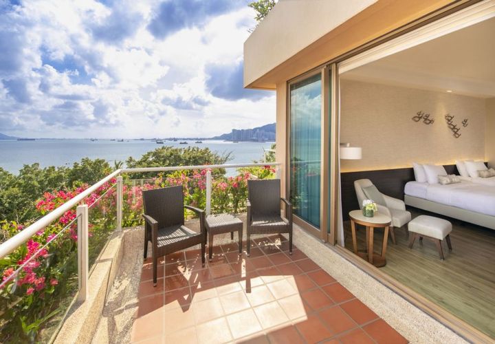 浓情520住宿计画的客人会入住黄金海岸酒店连露台的海景客房。