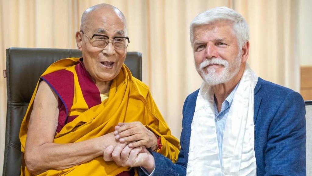 捷克總統帕維爾(Petr Pavel)27日在印度親自向達賴喇嘛祝賀90歲生日。IG@dalailama