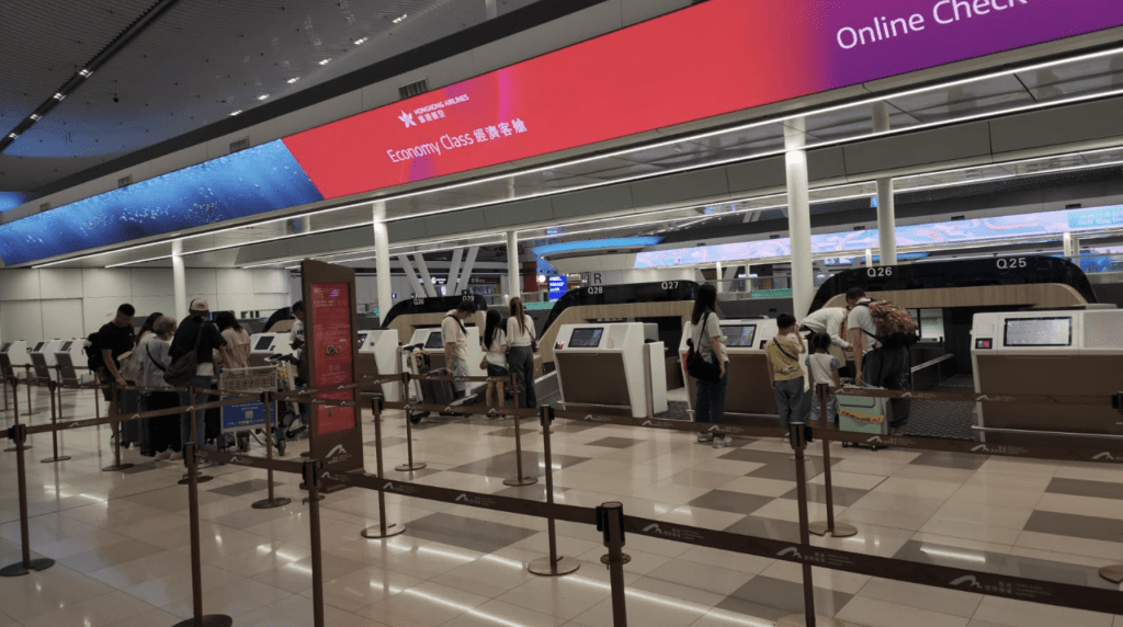 《星島頭條》記者29日凌晨抵達香港國際機場了解情況，本港前往當地的航班運作暫時未受影響。黎志偉攝