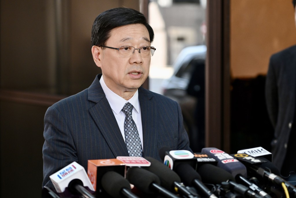 行政長官李家超昨(15日)赴北京述職前會見傳媒。資料圖片 行政長官李家超昨(15日)赴北京述職前會見傳媒。資料圖片