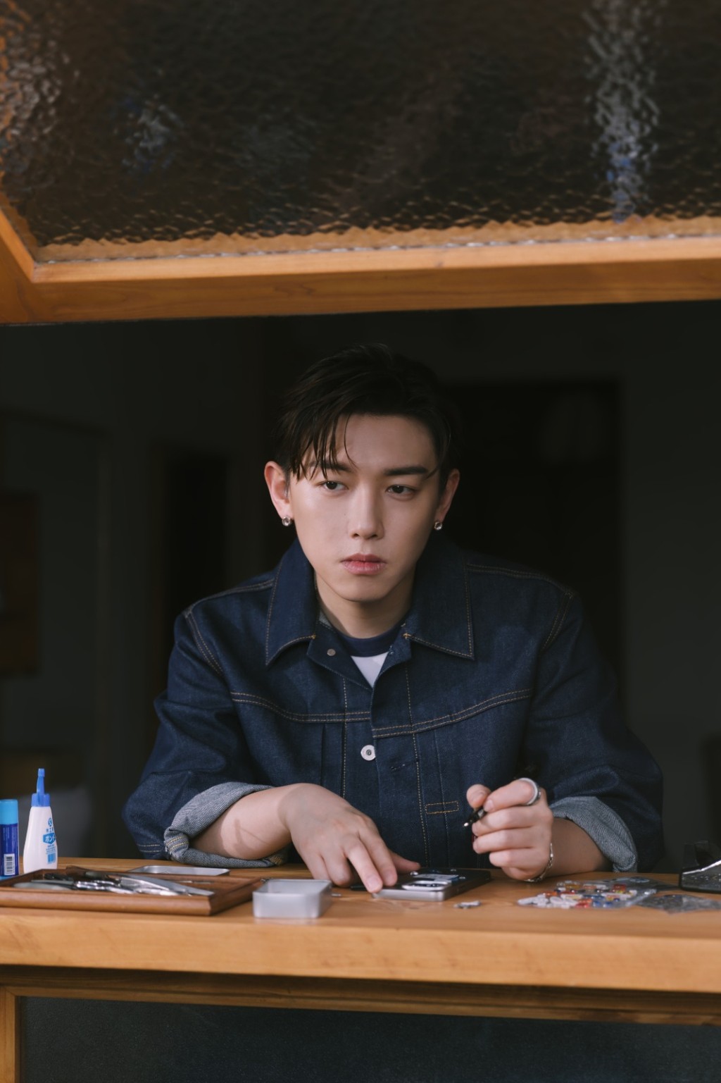 新歌歌名《男人怎可以》帶有一種自我反問與壓抑的意味。