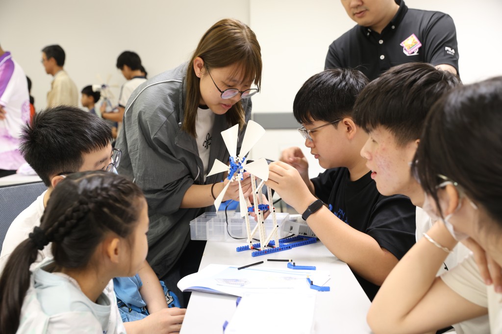 一班小學生連同心光學院的視障同學，一同合力砌出風動能LEGO裝置