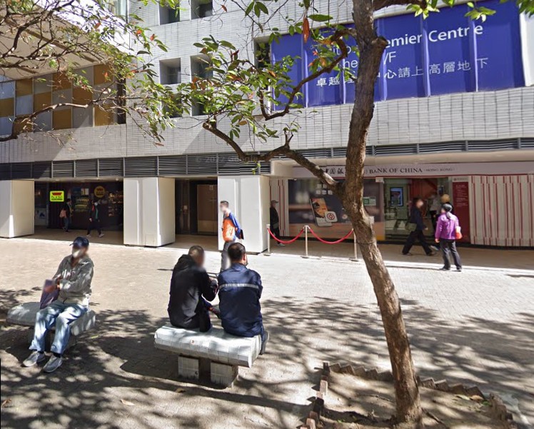事發地點在屯門市廣場對出石椅，有網民拍攝到當時情況。（google地圖圖片）