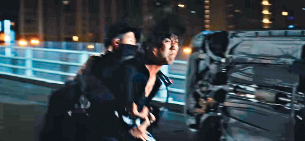 ■姜涛在MV中奋力逃亡！
