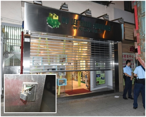 店內的櫃枱有搜索痕跡。