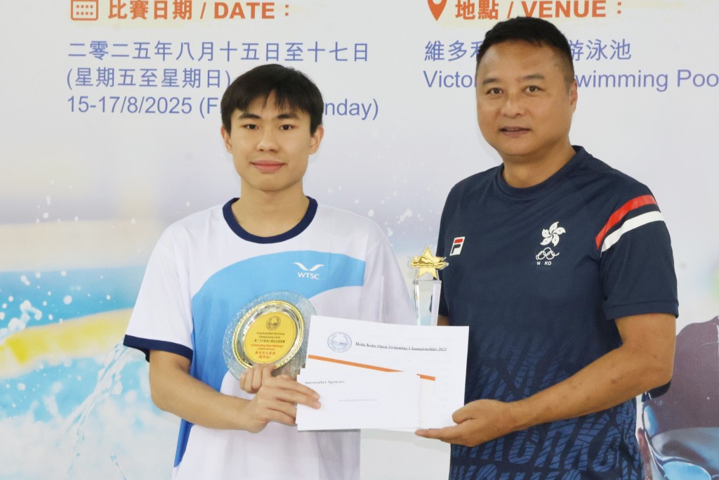 張智傑在港隊總教陳劍虹手上拿到「全場最佳男泳員獎」。徐嘉華攝