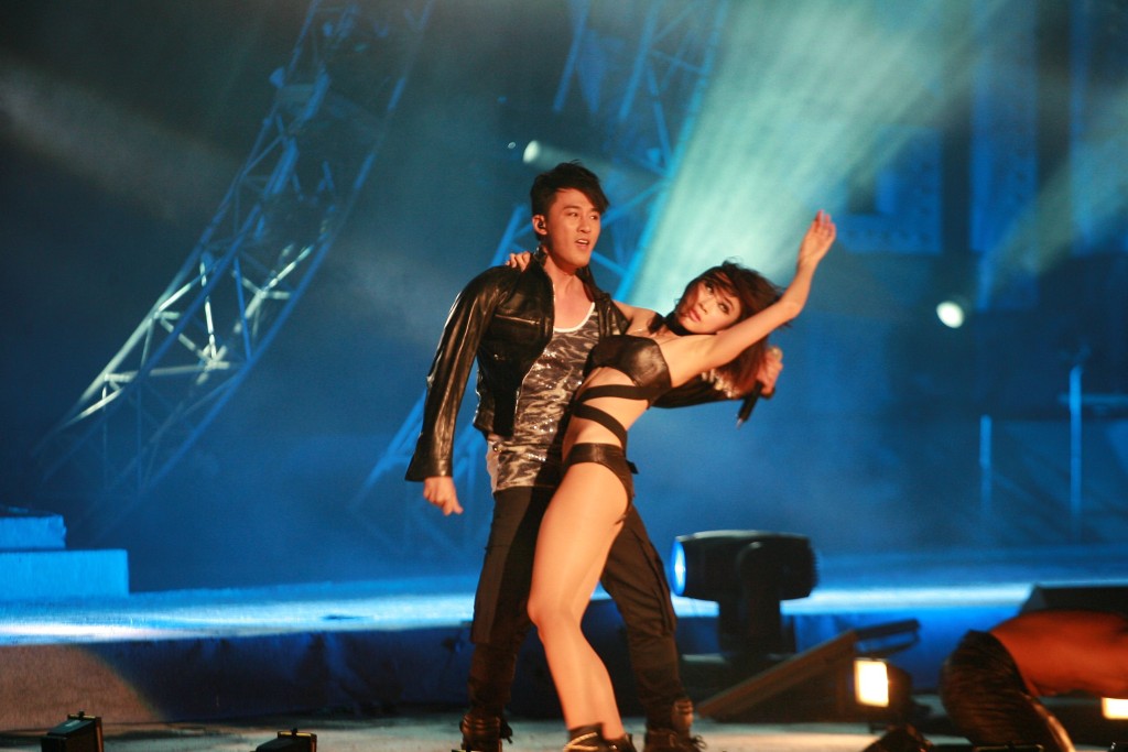 2010年尾曾在紅館舉行《超級巨聲進軍紅館Super Voice演唱會》，與舞蹈員大跳辣身舞。
