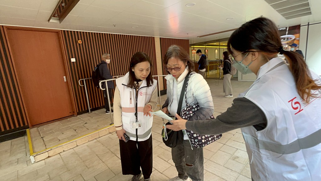 社署人員到場派發傳單。楊偉亨攝