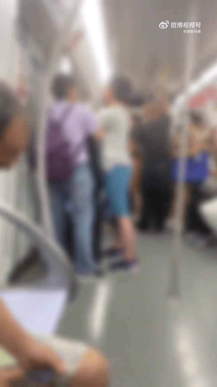 一名男童和媽媽坐地鐵情緒激動。