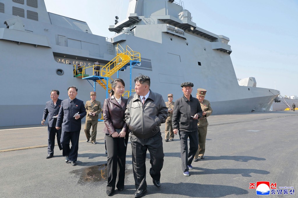 金正恩連同女兒金主愛視察「崔賢」號武器測試。 朝中社