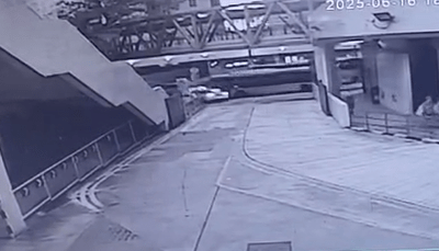 私家車被駛至的單層巴士攔腰撞及，並推上路邊壆邊。網上片段截圖