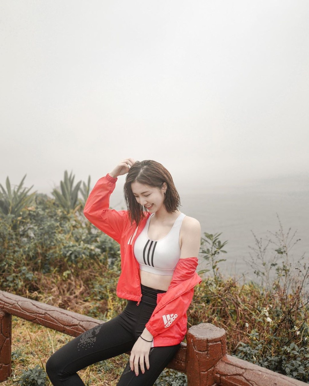 穿上Sports Bra的陈晓华刻意将外套拉低变「跌膊Look」。