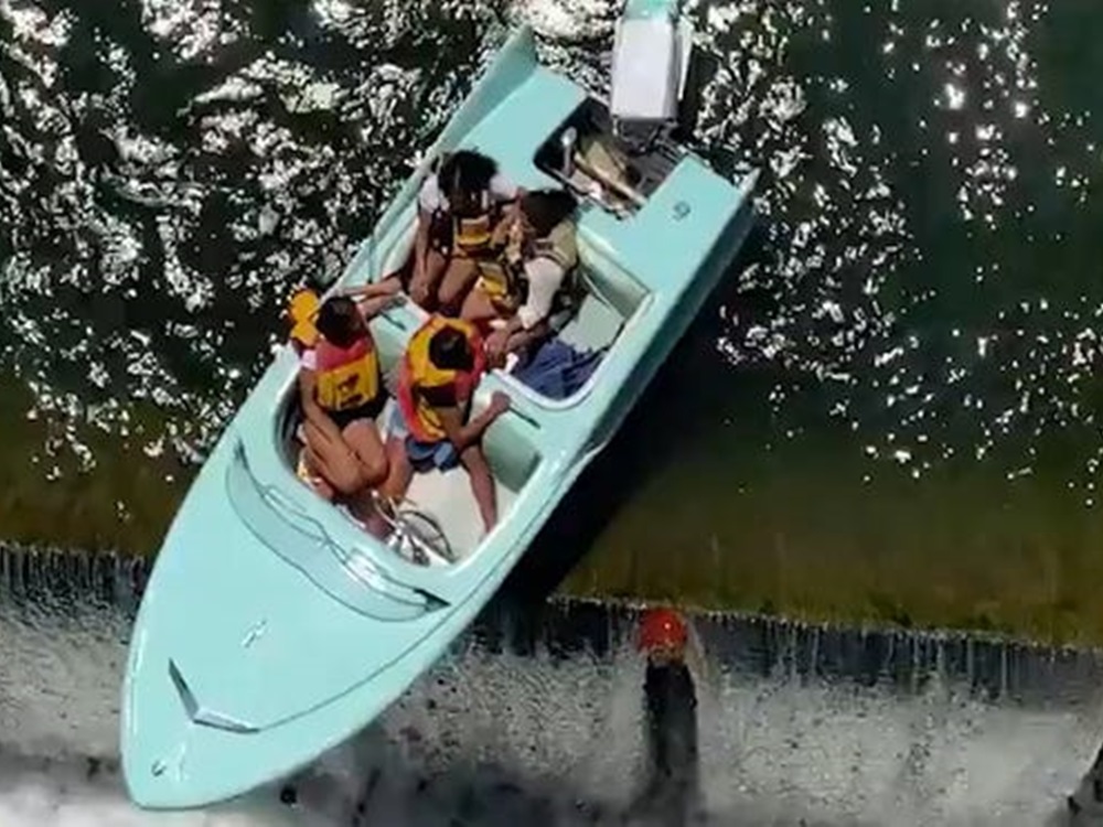 美國4名女子遊湖遇上洩洪，被困於水壩邊緣。網上圖片