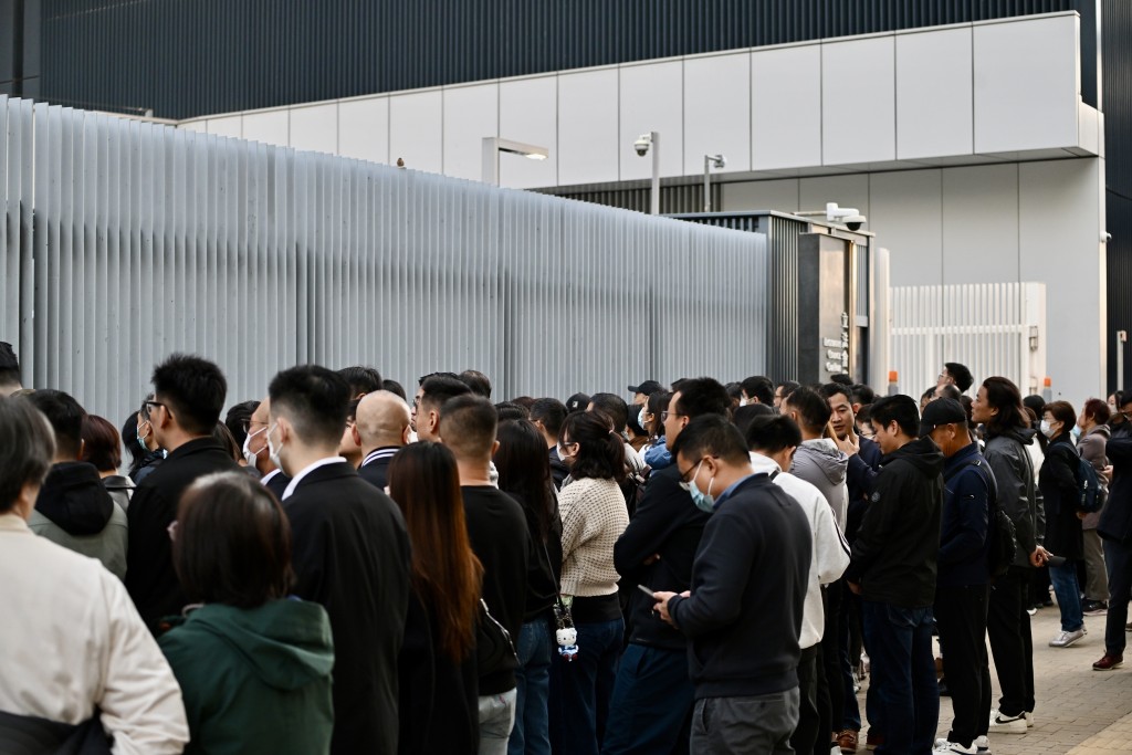 有市民聚集於政府總部出面等待升旗及默哀儀式。