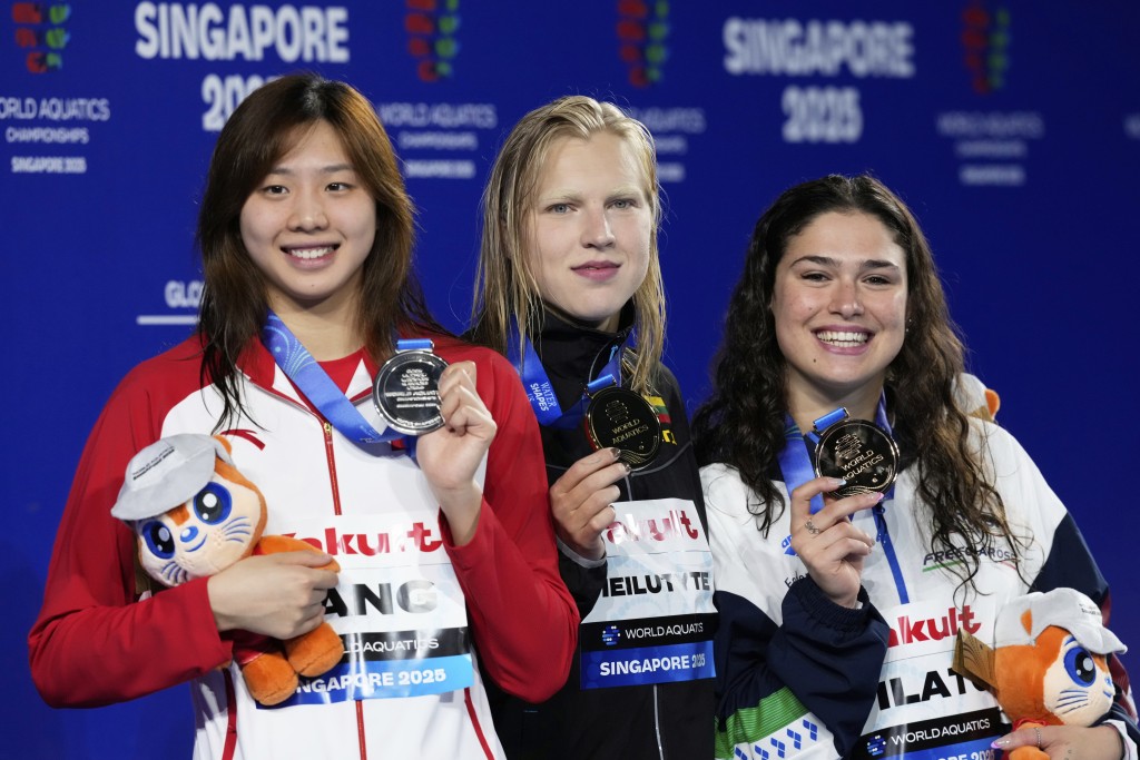 2025游泳世錦賽女子50米蛙泳奪銅的芘拉杜(右)。美聯社