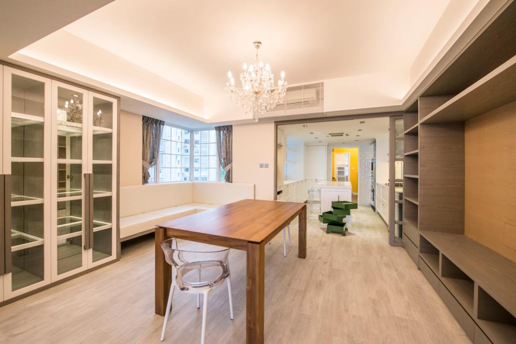 大廳掛上水晶吊燈，盡顯豪宅風采。