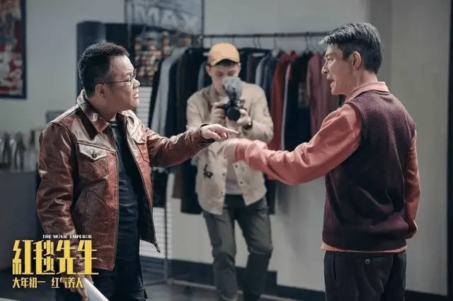 《红毯先生》讲述巨星刘伟驰为夺影帝头衔，与宁浩饰演的导演，联手打造一部农村题材电影，却意外引发了一连串令人捧腹的荒诞事件。
