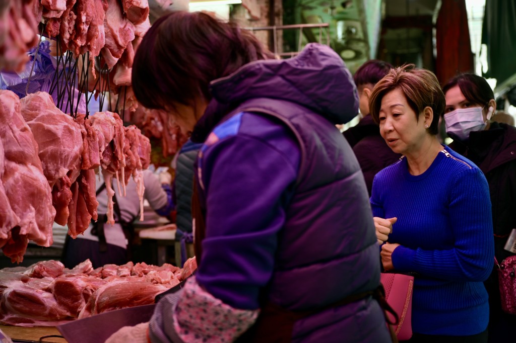 天寒地冻，市民排队买牛肉回家打边炉。