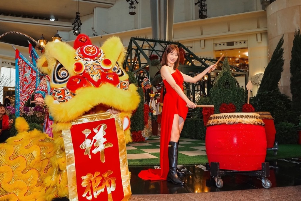 台北101美女董事长贾永婕因说一句“我们中国人过年穿大红色”，遭大量民进党支持者批评。facebook@贾永婕的跑跳人生