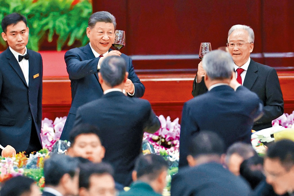國家主席習近平與前總理溫家寶昨天出席國慶招待會。