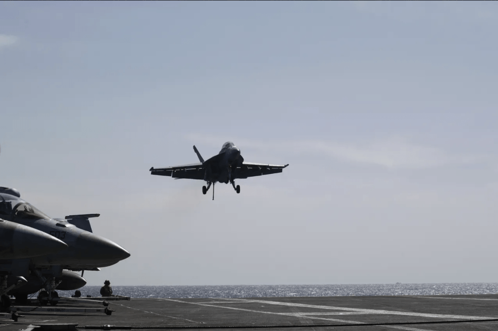 一架美军F/A-18战机降落于尼米兹舰。美联社